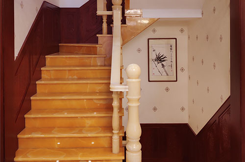 临清中式别墅室内汉白玉石楼梯的定制安装装饰效果